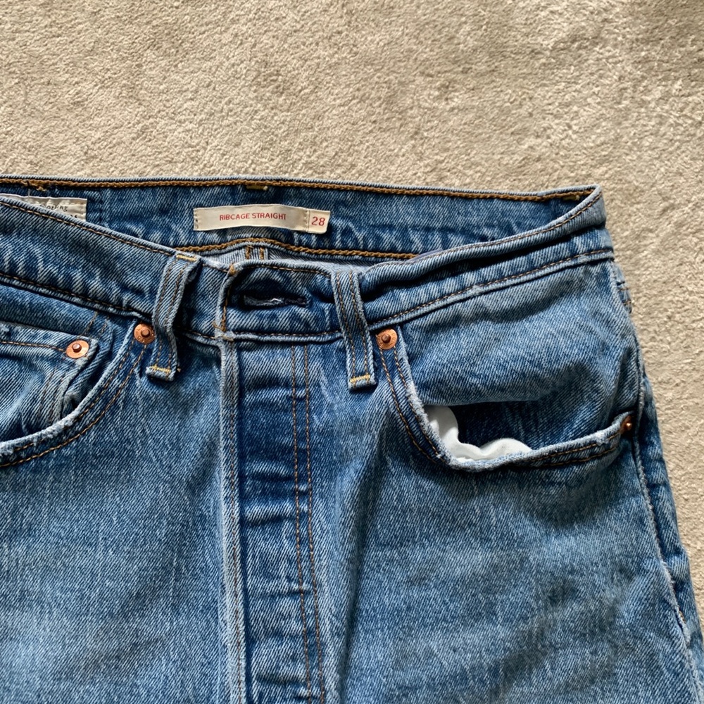 Levi’s Ribcage Jeans - Size 28